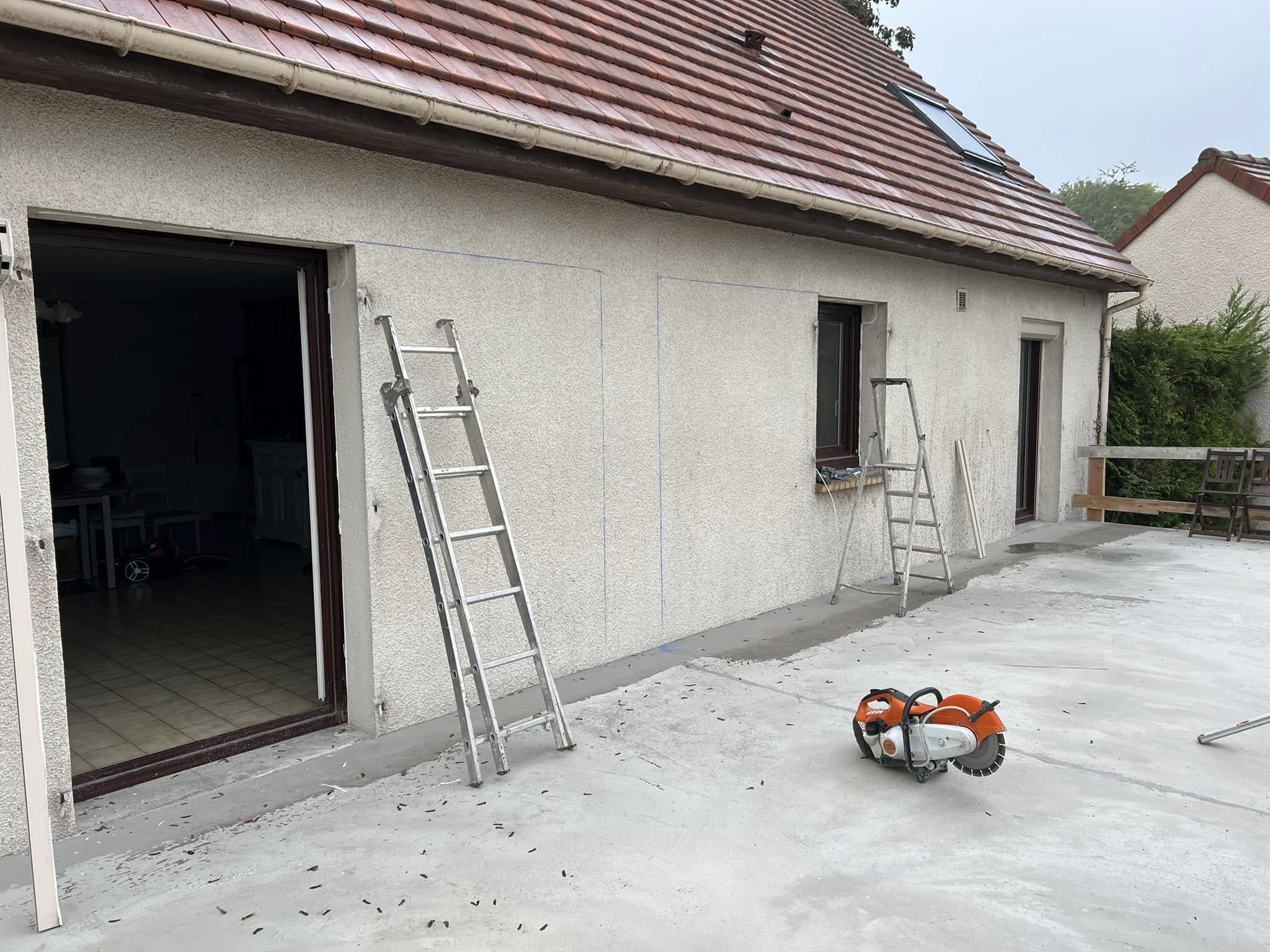 Façade d’une maison pendant des travaux de création d’ouvertures par MC Bat